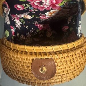 Woven round purse
